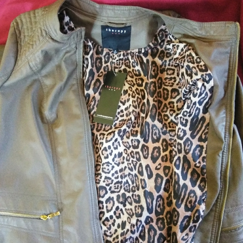 Ladies Coat - Picture 2 of 8
